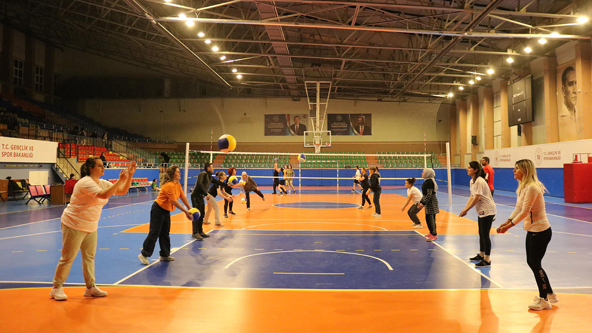 Gençlik ve Spor Bakanlığı Spor Hizmetleri Genel Müdürlüğü tarafından başlatılan 'Evinin Sultanları' projesi kapsamında voleybolla tanışan 48 kadın , antrenman yaparak voleybol oynadı.