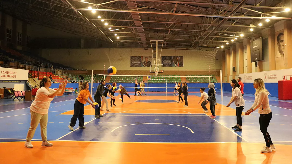 Gençlik ve spor bakanlığı spor hizmetleri genel müdürlüğü tarafından başlatılan 'evinin sultanları' projesi kapsamında voleybolla tanışan 48 kadın , antrenman yaparak voleybol oynadı.  