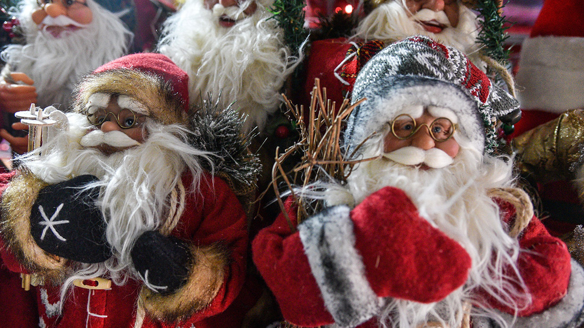 Yılbaşı kutlamalarını daha eğlenceli hale dönüştürmek isteyenlerin tercih ettiği Noel Baba kostümü, şapkası ve yapay sakalının fiyatı, geçen yıla göre 2 kat arttı.
