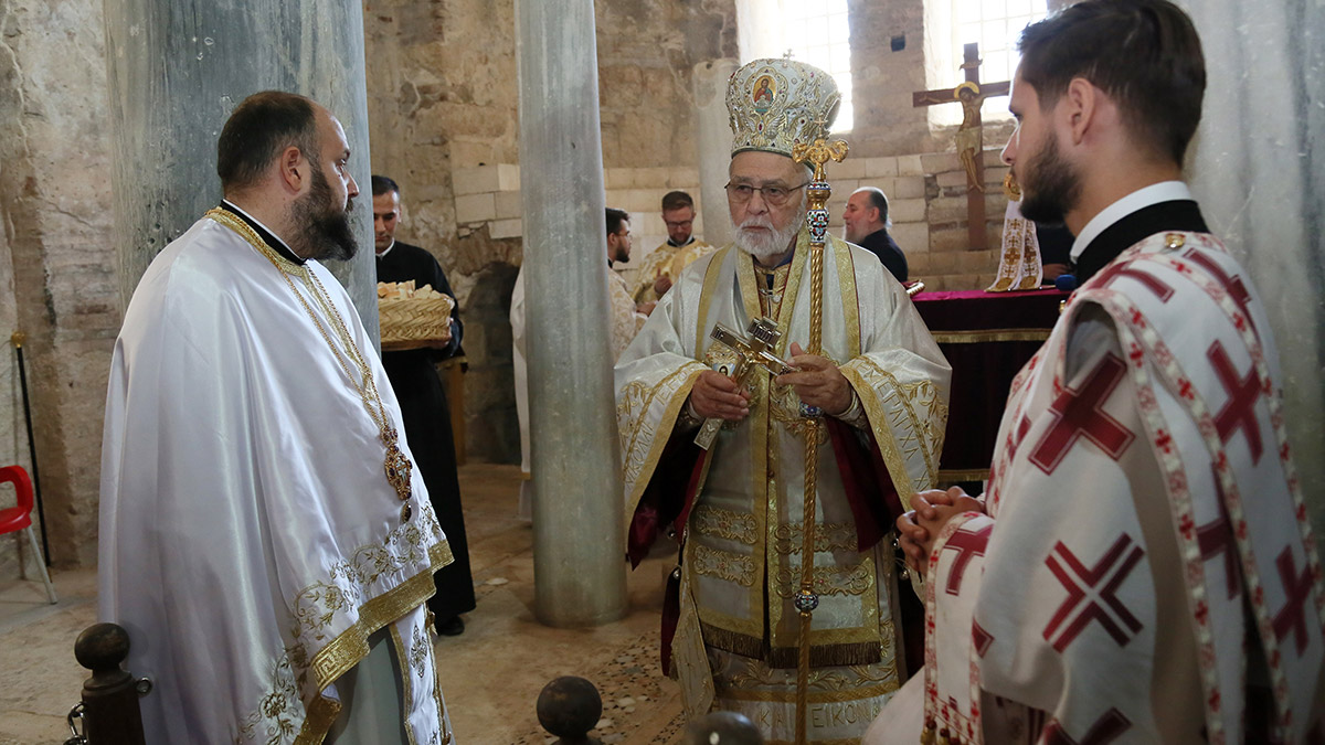 Dünyada 'Noel Baba' olarak tanınan Aziz Nikolaos ölümünün 1679'uncu yıl dönümünde Antalya'nın Demre ilçesinde mezarının bulunduğu ve yüzyıllar boyunca kilise olarak kullanılan Aziz Nikolaos Anıt Müzesi'ndeki ayinle anıldı.
