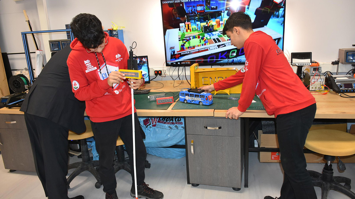 Engelliler için otobüsün hangi güzergahta ilerlediğini gösteren proje