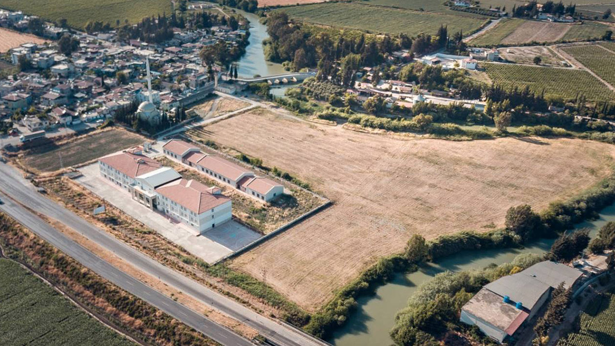 Hatay’da okul bahçesindeki tarım arazisine yerli pamuk eken öğrenciler hasat sonrası 400 bin TL gelir elde etti.