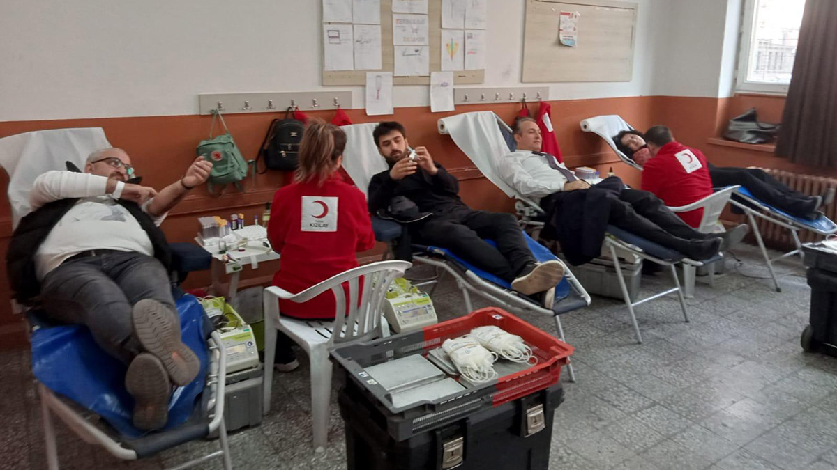 Bursa'nın İnegöl ilçesindeki Gazipaşa Ortaokulu ve Kızılay iş birliğiyle düzenlenen, 510 velinin katıldığı kan ve kök hücre bağışı kampanyasında; doğduklarından beri kök hücre bekleyen 3 yaşındaki 2 çocuğa donör bulundu.