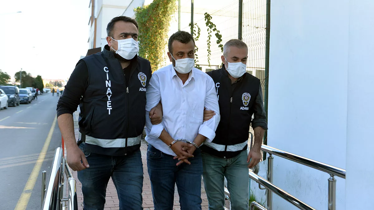 Adana’da, geçen yıl sulama kanalında çuval içinde cesedi bulunan ve babası mehmet ertan (43) tarafından öldürüldüğü saptanan ali ertan (24) cinayetine ilişkin yeni detaylar, iddianameyle ortaya çıktı.  ertan’ın, oğlunu dershanede bıçakladıktan sonra ölmesini beklediği, kanı da deterjanla temizlediği öğrenildi.