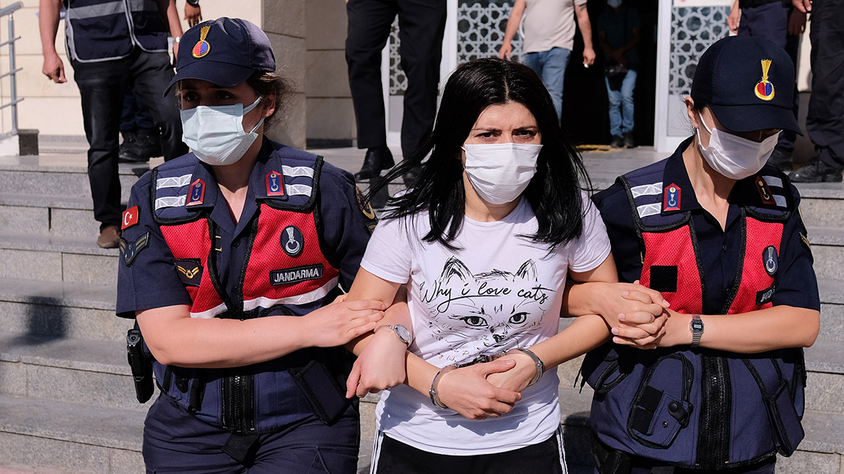 Büyükşen çiftinin kızı Büşra Büyükşen; "Ben 81 milyonun önünde iftiraya uğradım. Ben kimseye iftira atmıyorum. Ben Ertuğrul'u tespit ettim'' diye konuştu.