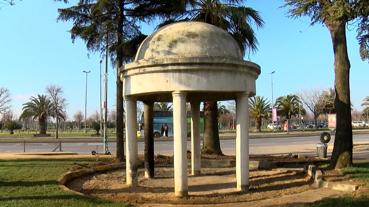 Bakireler Anıtı'na zarar verdiler