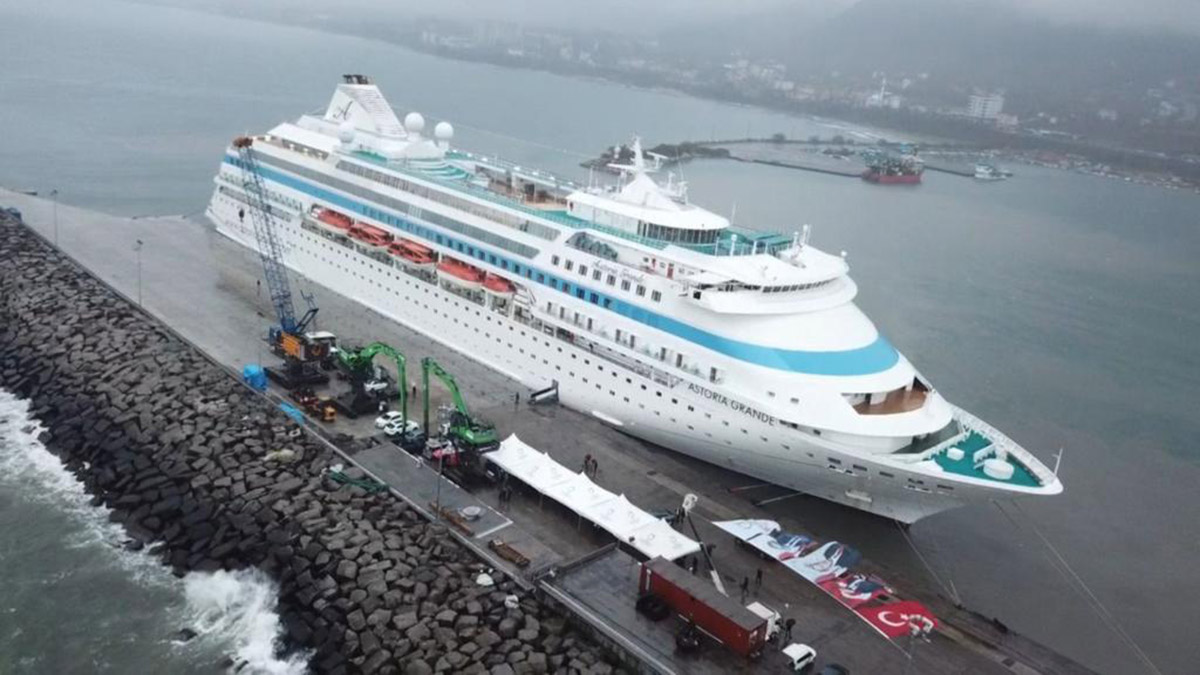Astoria Grande kruvaziyer gemisi Ordu'ya demir attı