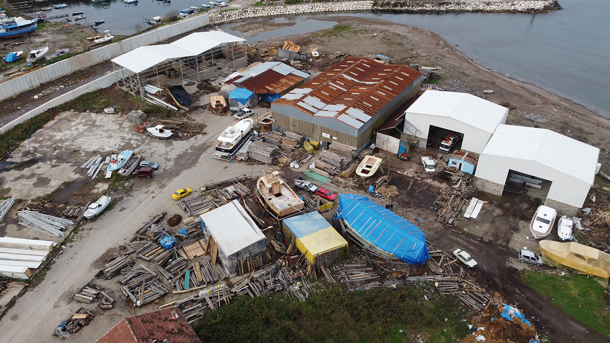 Osmanlı donanmasına gemilerin yapıldığı Bartın’ın Kurucaşile ilçesinde tersaneler bölgesindeki derme çatma barakaların yerine, modern atölyeler kuruluyor.