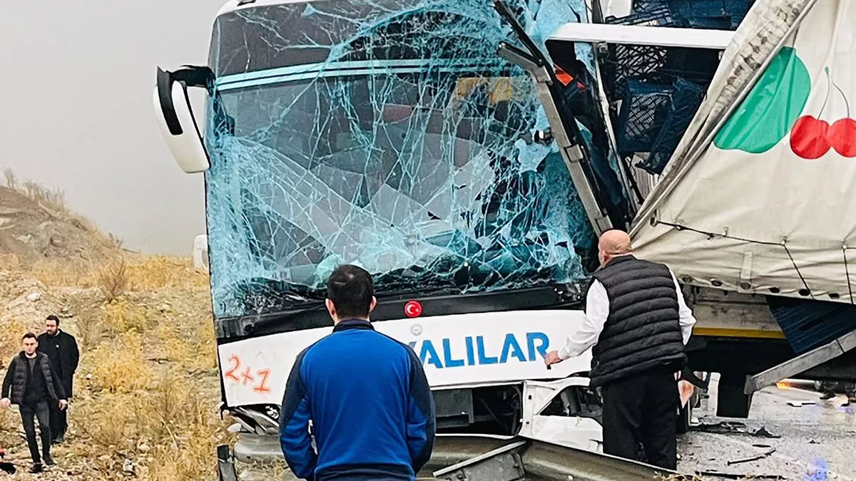 Tir'a arkadan çarpan yolcu otobüsünde 9 kişi yaralandı