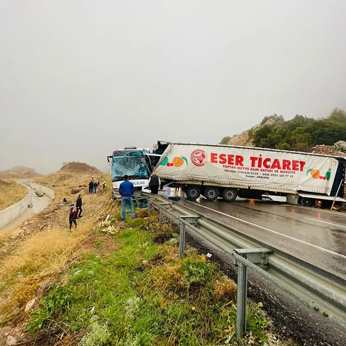 Tir'a arkadan çarpan yolcu otobüsünde 9 kişi yaralandı