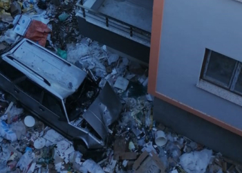 Otomobil 15 metreden apartman boşluğuna düştü
