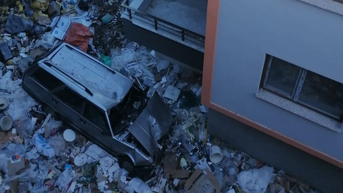 Otomobil 15 metreden apartman boşluğuna düştü