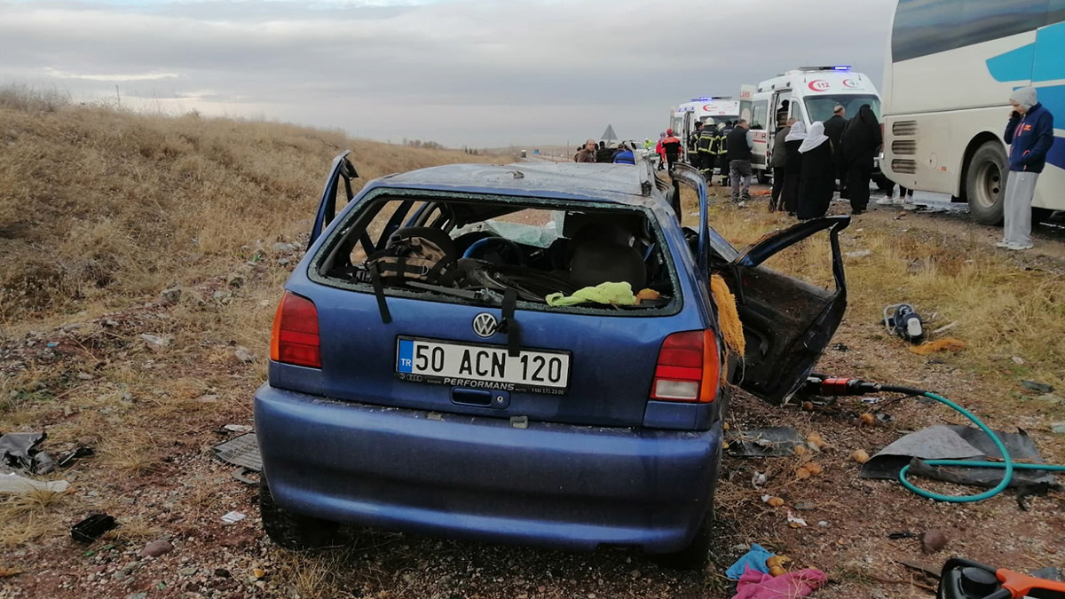 Aksaray'da otomobil karşı şeride geçip otobüse çarptı