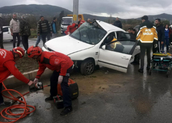 Refüjdeki direğe çarpan otomobilde 5 öğretmen yaralandı