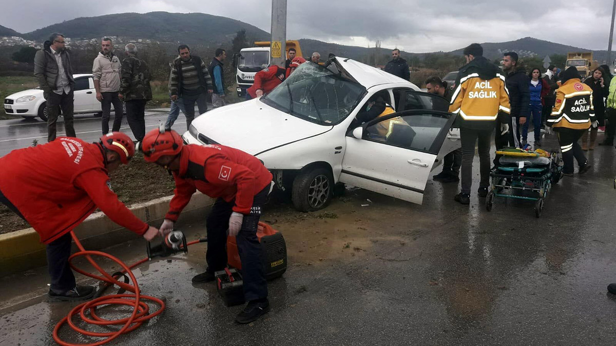 Refüjdeki direğe çarpan otomobilde 5 öğretmen yaralandı
