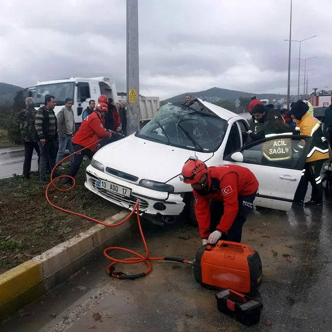 Refüjdeki direğe çarpan otomobilde 5 öğretmen yaralandı