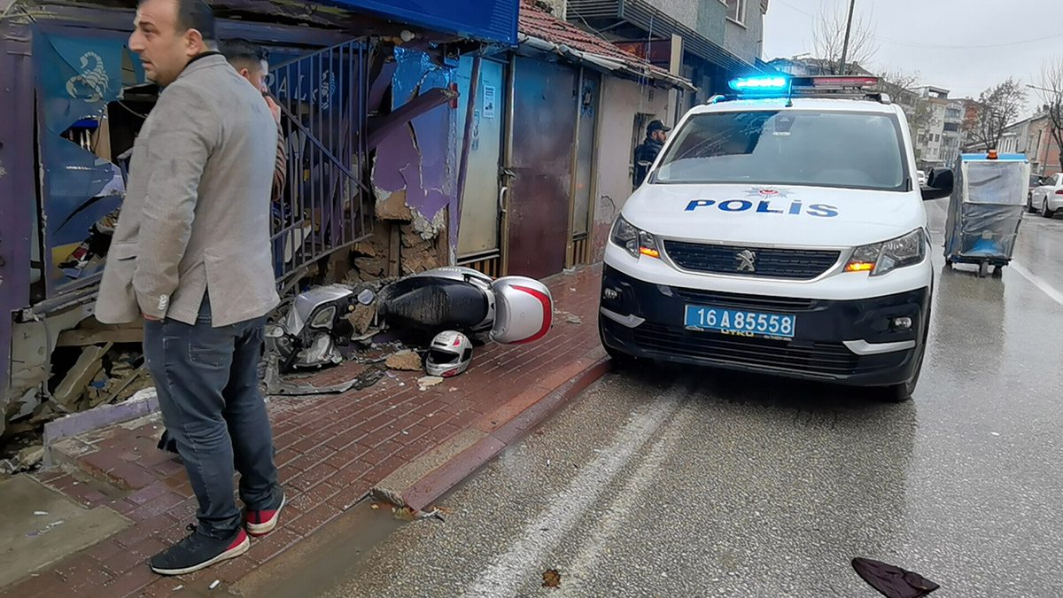 Otomobil tekel bayisinde daldı; 1 yaralı