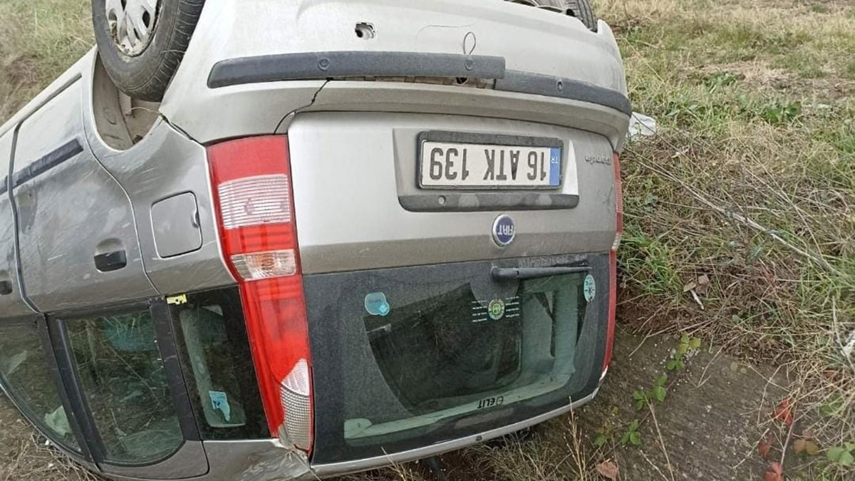 Yağmur suyu kanalına devrilen araçta 4 kişi yaralandı