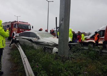 Bariyere çarpıp alev alan otomobilde 2 kişi yaralandı