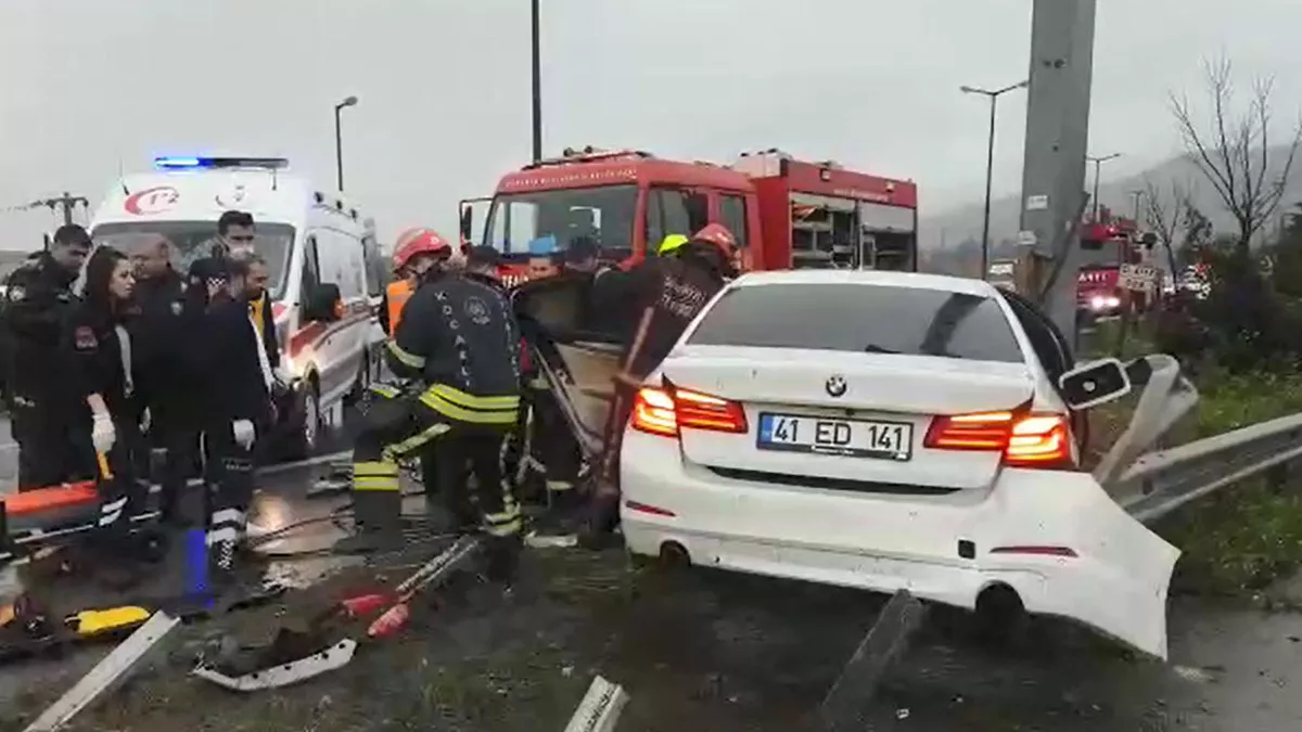 Bariyere çarpıp alev alan otomobilde 2 kişi yaralandı