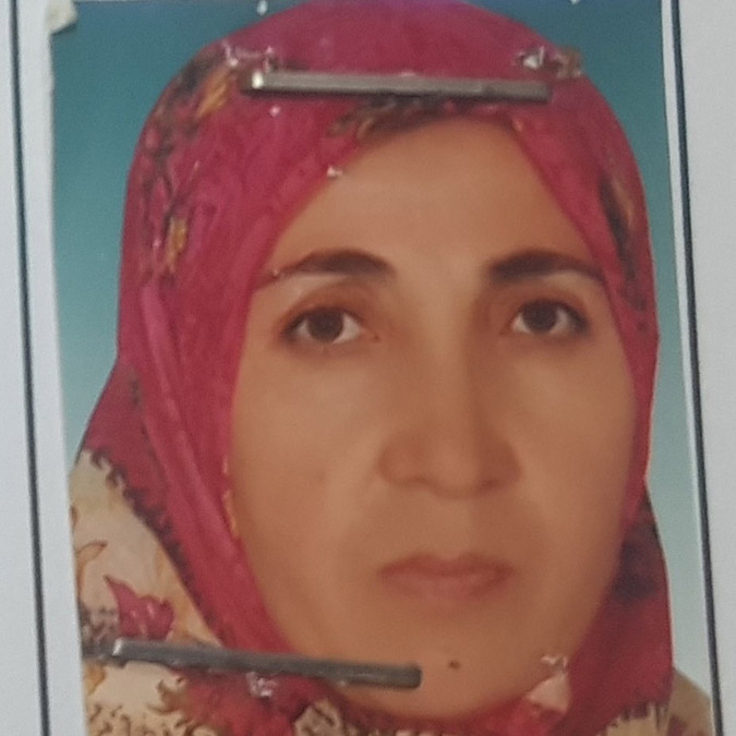 Mersin'in Tarsus ilçesinde anne-kızı ayıran kaza sonrası bölgede toplanan kalabalık, taşlarla otobüse saldırdı.