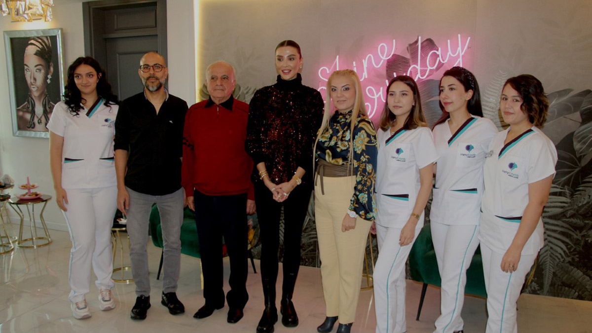 Ünlü manken ve oyuncu Özge Ulusoy estetik kliniğinde lazer uygulamasını denedi. Ünlü manken, “Çok sık Adana’ya geliyorum ama bu sefer sadece Meral hocamızın uyguladığı özel bir ‘lazer’ uygulamasını denemek için geldim. Bu lazer Türkiye genelinde çok az yerde bulunuyor. Cildimin daha güzel görünmesi için lazer tedavisi yaptırdım” dedi.