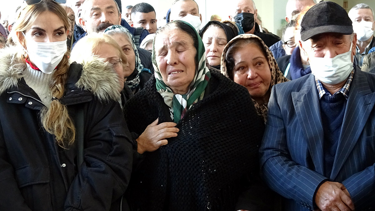 Ankara'da, yolun karşısına geçmek isterken otomobilin çarptığı, manken ve sunucu Özge Ulusoy'un babası, emekli albay ve avukat Haydar Ulusoy (73) için cenaze töreni düzenlendi. Ulusoy'un cenazesi, yarın İstanbul'da toprağa verilecek.