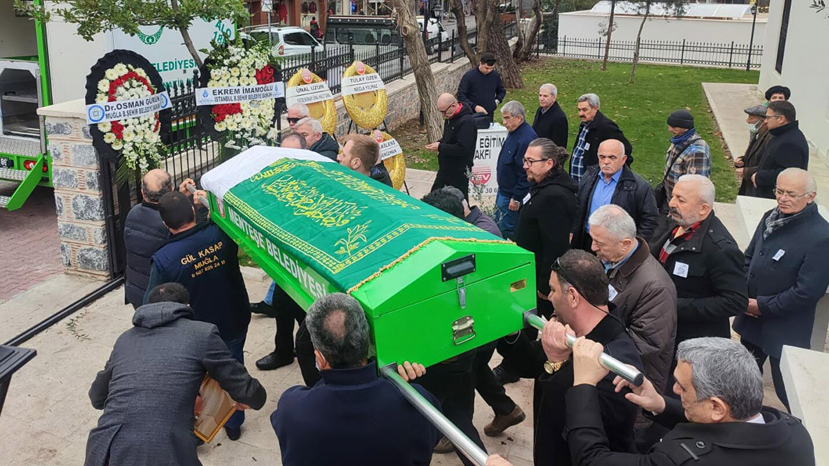 Muğla'nın Fethiye ilçesinde beynine pıhtı atması sonucu felç geçirip tedavi gördüğü hastanede hayatını kaybeden oyuncu, yazar Pakize Suda son yolculuğuna uğurlandı.