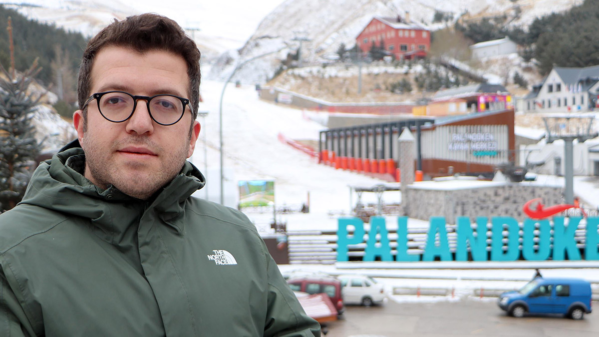 Palandöken Kayak Merkezi'nde, kar yağışı gecikince 'kar saklama' yöntemleri devreye alındı.