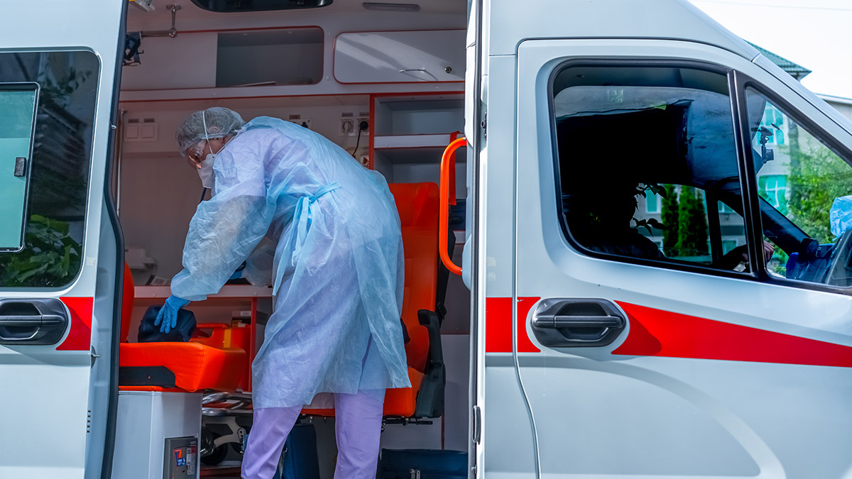 Sağlık sektörü ile ilgili olarak bir meslek şeklinde öne çıkan ve en saygın mesleklerden biri olan "Paramedik" acil, kritik ve tıbbi durumlarda hasta veya yaralılara bakım yapan meslek gurubuna verilen isimdir. Namı-ı Diğer sarı melekler..