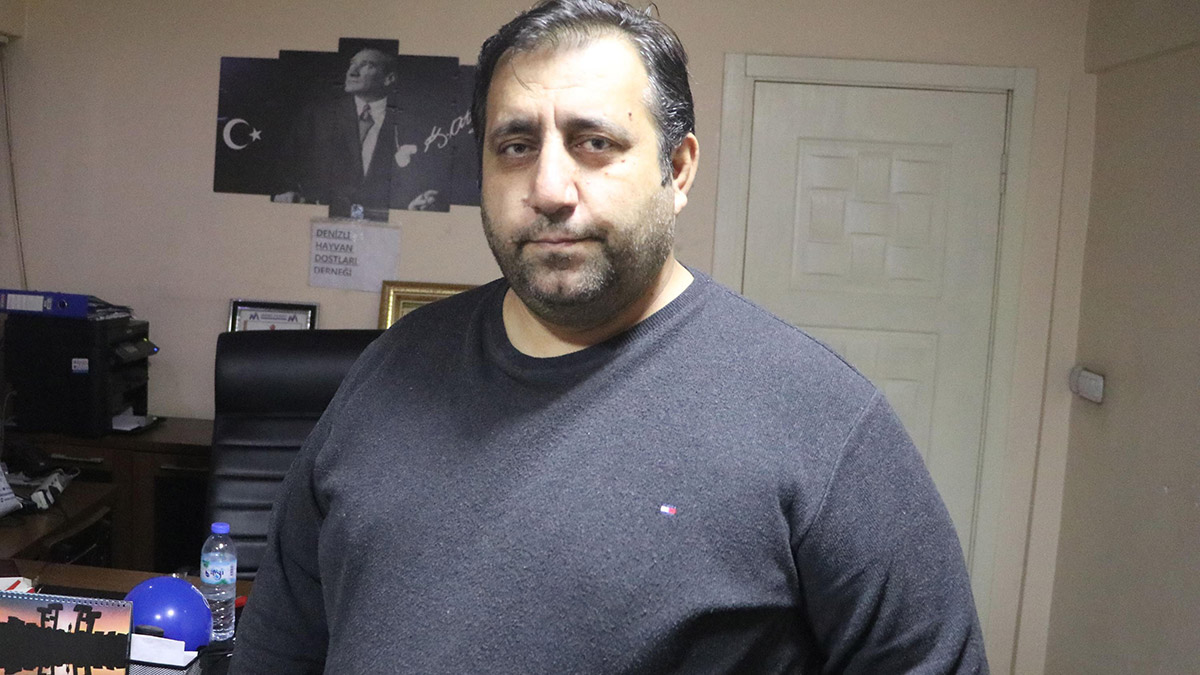 Denizli'nin Pamukkale ilçesinde sahiplenilen Paşa isimli sokak köpeğini tüfekle vurup öldüren, sahibi Emel Totan'ı (25) da ölümle tehdit eden komşusu Süleyman Teksoy (68), 'Evcil hayvanı kasten öldürme' suçundan 2 yıl, 'tehdit' suçundan ise 3 yıl 9 ay olmak üzere toplam 5 yıl 9 ay hapis cezasına çarptırıldı.