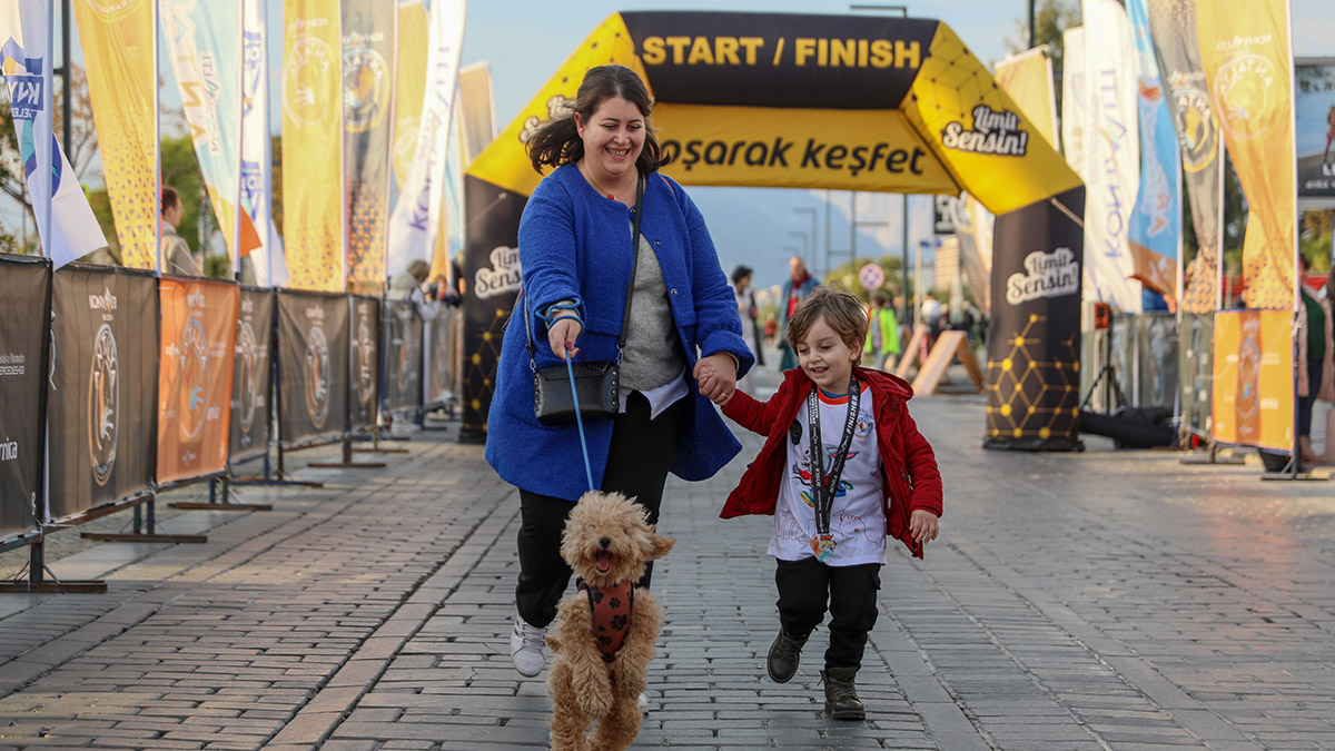 'Pati Run'da köpekleriyle koştular