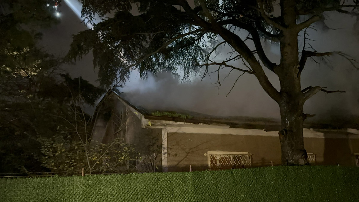 Pendik'te metruk villada yangın