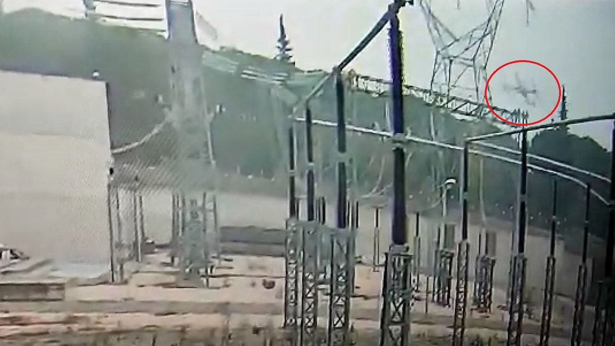 Pilot ile Burcu'nun öldüğü kazada uçak, 380 bin voltluk direğe çarpıp havada alev almış.