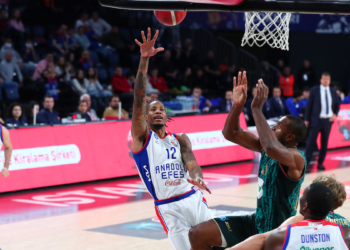 Pınar Karşıyaka Anadolu Efes'i mağlup etti