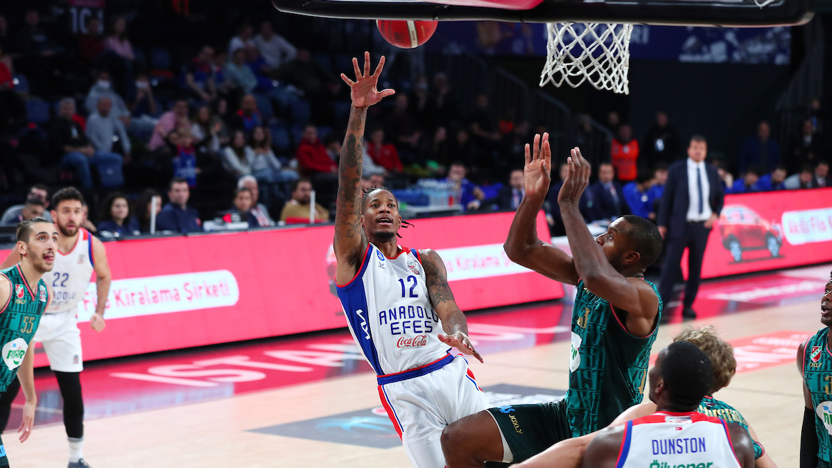 Pınar Karşıyaka Anadolu Efes'i mağlup etti