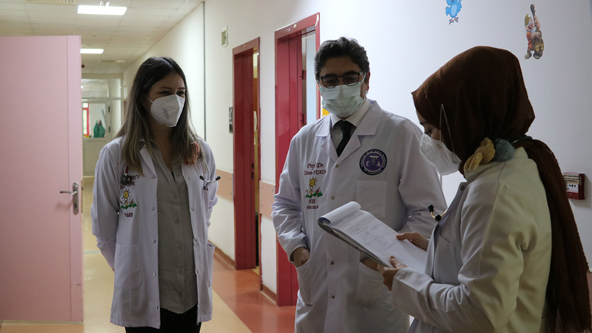 Zonguldak Bülent Ecevit Üniversitesi (ZBEÜ) Tıp Fakültesi Çocuk Sağlığı ve Hastalıkları Ana Bilim Dalı Öğretim Üyesi Prof. Dr. İbrahim Etem Pişkin, yataklı çocuk servisleri ile yoğun bakımlarda artış olduğunu belirtti.
