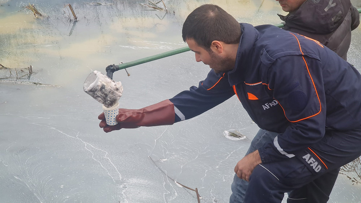Kocaeli Üniversitesi Fen Edebiyat Fakültesi Biyoloji Bölümü'nden Prof. Dr. Halim Aytekin Ergül, İzmit Körfezi'ne atık bırakan firmaya 1 milyon 470 bin lira ceza kesilmesinin ardından kirlilik konusunda uyarılarda bulundu.