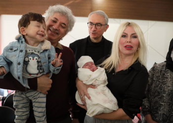 Rahim nakli yapılan ilk ve ikinci anne ile bebekleri bir arada