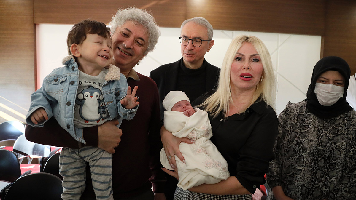 Rahim nakli yapılan ilk ve ikinci anne ile bebekleri bir arada
