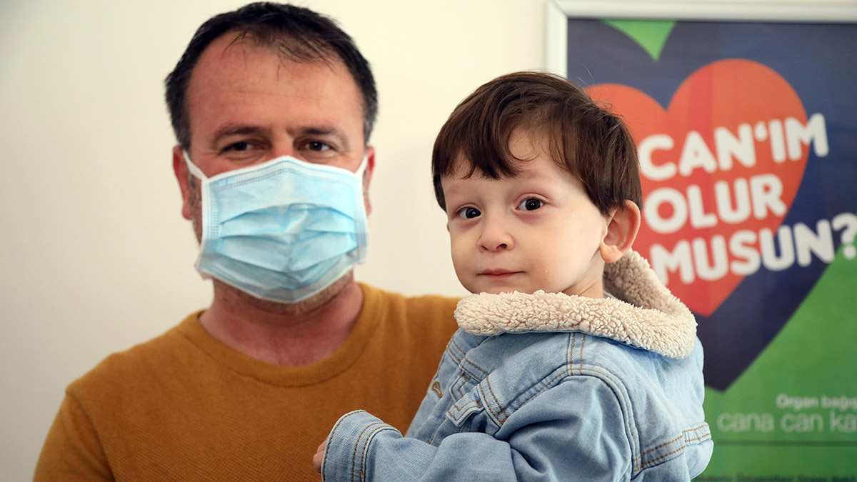 Akdeniz Üniversitesi (AÜ) Hastanesi'nde rahim nakli yapılan ilk ve ikinci anne ile bebekleri bir arada.