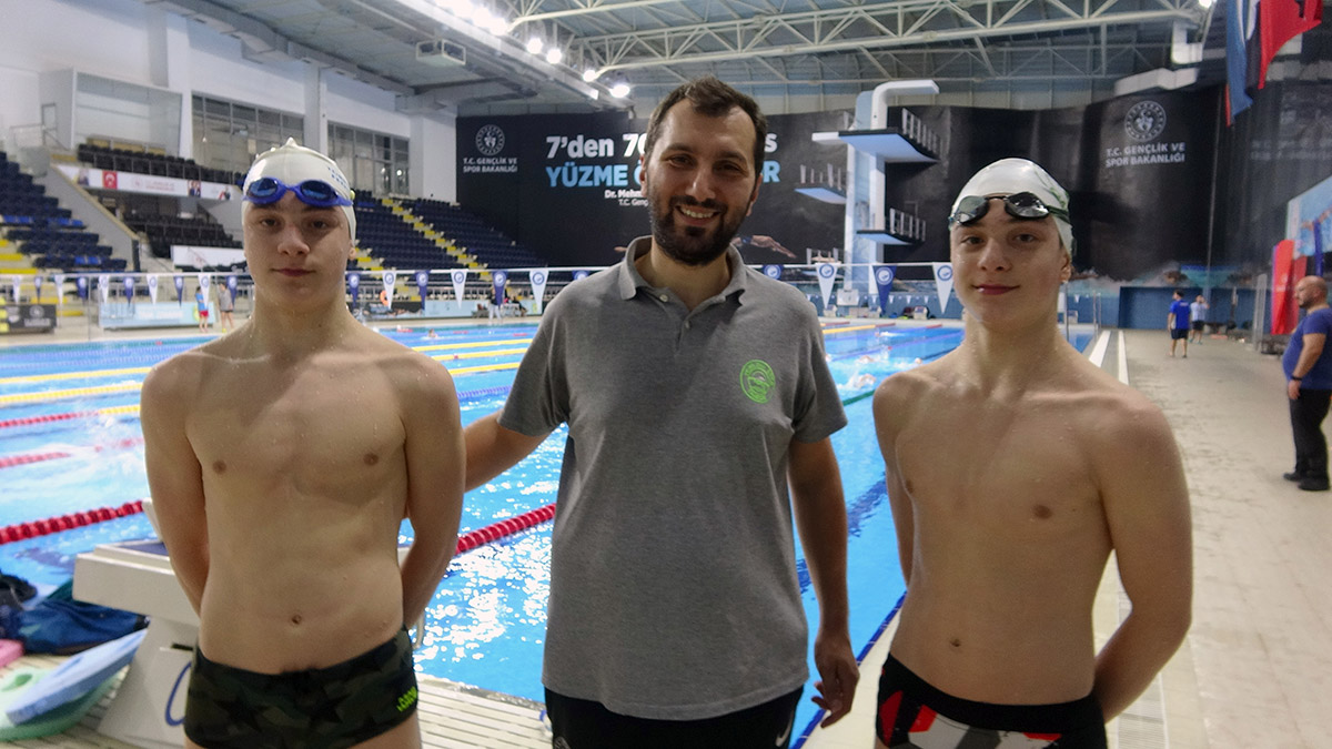 Yomra ilçesinde faaliyet gösteren Yeşilova Spor Kulübü yüzme takımı sporcularından tek yumurta ikizi olan Kırhan ve Kadirhan Yılmaz, çocuk yaşta başladıkları yüzme sporunda başarıdan başarıya koşuyor.