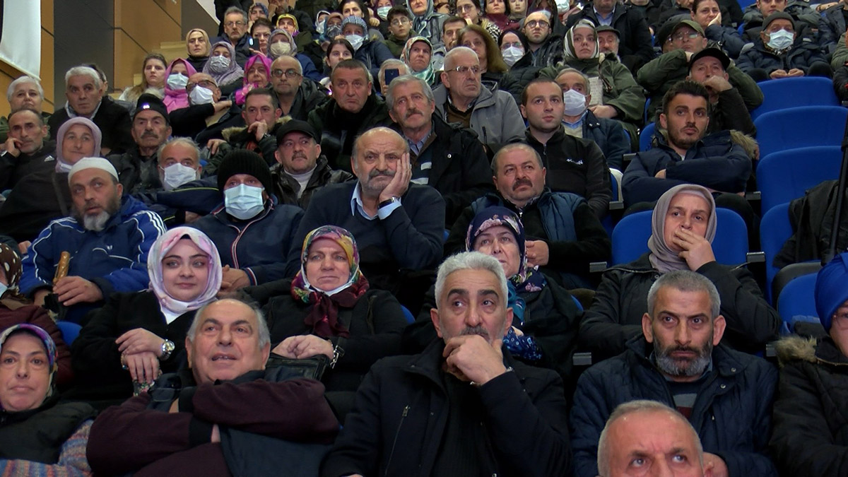 Rize’de, sosyal konut projesi kapsamında yapılacak 1100 konutun kura çekimi gerçekleştirildi. Törene katılanlar, heyecanla kurayı takip etti.