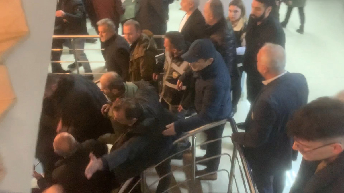 Partililer arasında tekme ve yumruklu kavga