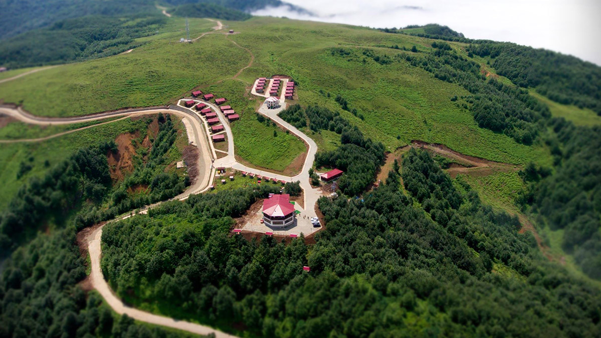 Rize'de 4 yayla için hazırlanan ve altyapı, ulaşım, yapılaşma, turizm tesislerini kapsayan yatay mimarili turizm master planı ile en fazla ikişer katlı, sınırlı sayıda yapılar inşa edilecek.