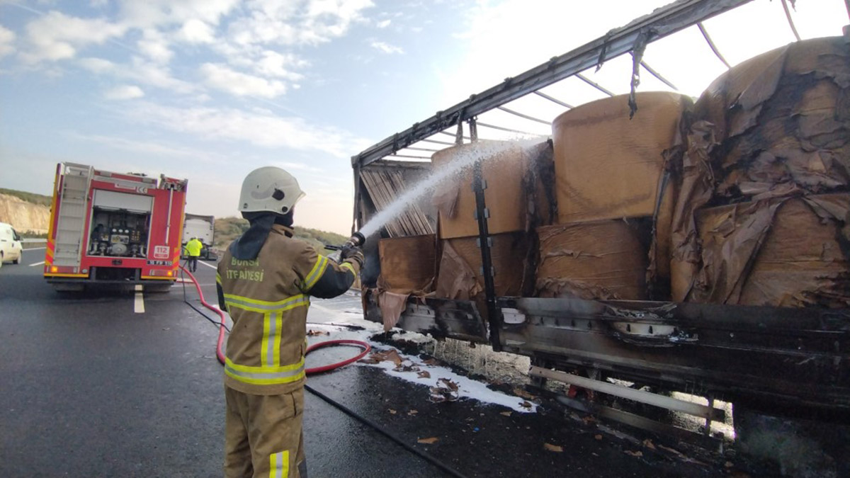 Karton yüklü TIR'ın dorsesi alev alev yandı