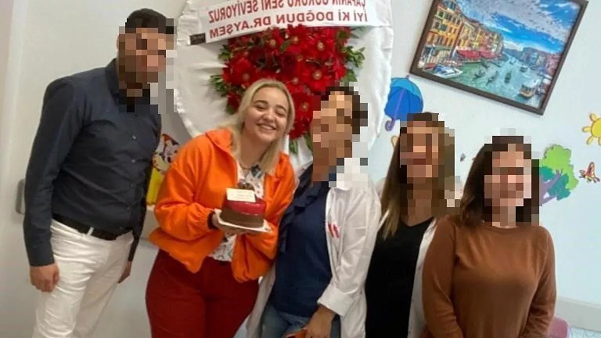 Tekirdağ'ın çerkezköy devlet hastanesi'nde kendisini 'pratisyen hekim' olarak tanıtan, sahte diplomayla görev yaptığı anlaşılınca tutuklanan ayşe özkiraz'ın sahte belgeleri ortaya çıktı.