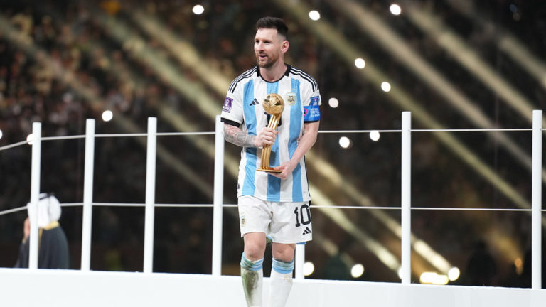 Maradona şimdi öldü yeni ve tek kral Messi