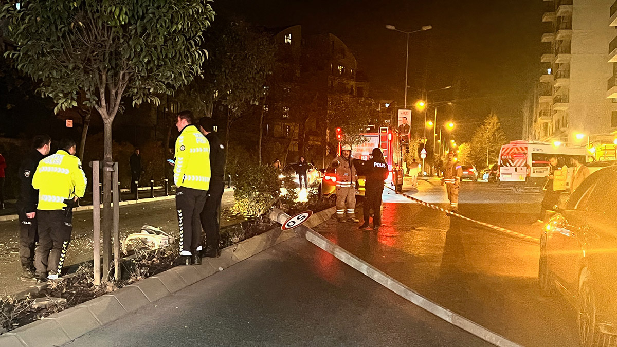 Otomobil kontrolden çıkarak aydınlatma direğine çarptı kaçtı