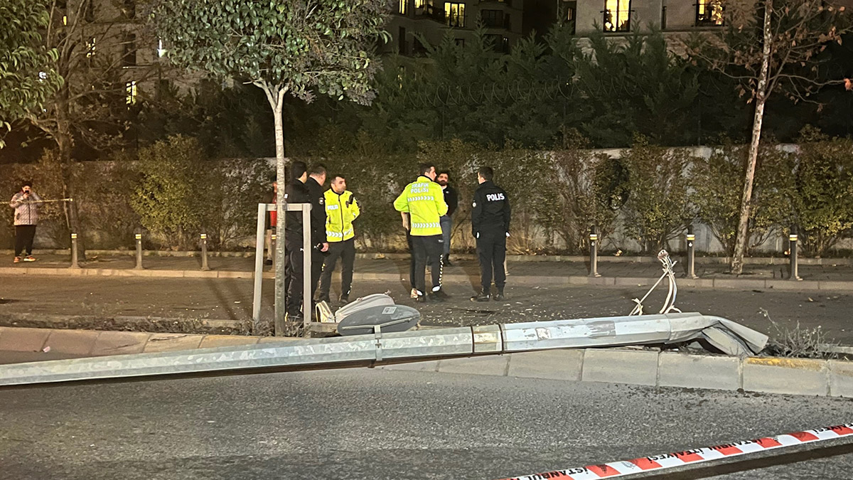 Otomobil kontrolden çıkarak aydınlatma direğine çarptı kaçtı